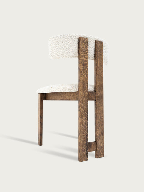 Sedia in legno massello di rovere fumé e tessuto bouclé Angelo