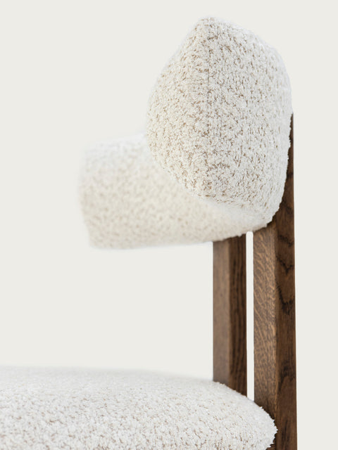 Sedia in legno massello di rovere fumé e tessuto bouclé Angelo