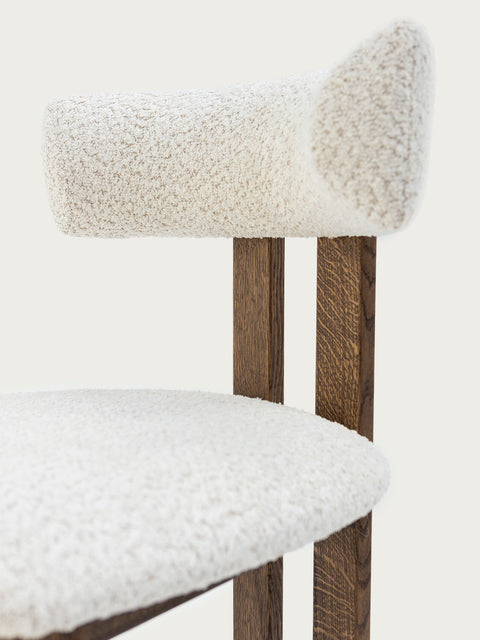 Sedia in legno massello di rovere fumé e tessuto bouclé Angelo