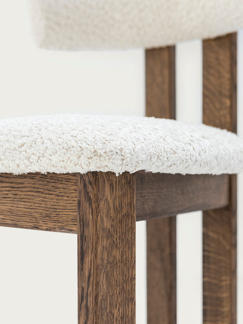 Sedia in legno massello di rovere fumé e tessuto bouclé Angelo