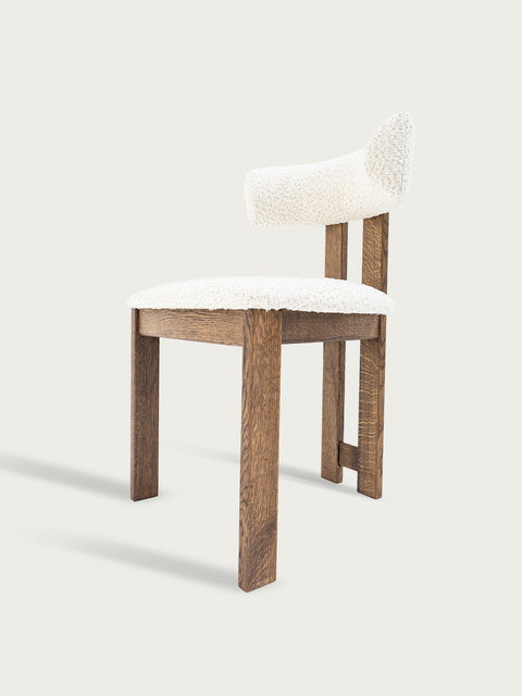 Sedia in legno massello di rovere fumé e tessuto bouclé Angelo