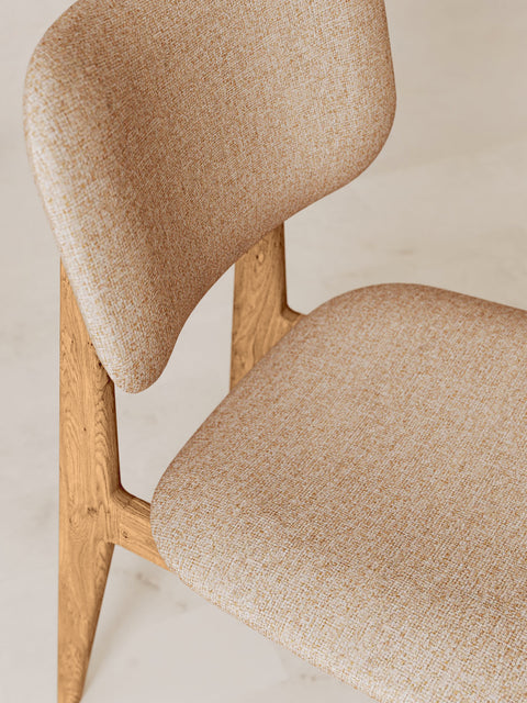Sedia da pranzo in massello di rovere marrone beige morbida Mevis