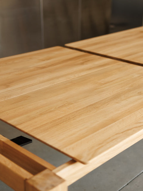 Tavolo da pranzo allungabile 140-225 cm con prolunga in legno massello di rovere naturale Cortona