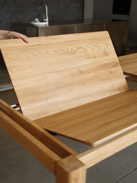 Tavolo da pranzo allungabile 140-225 cm con prolunga in legno massello di rovere naturale Cortona