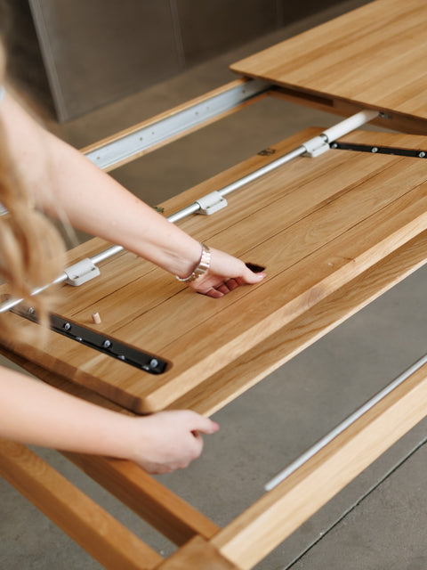 Tavolo da pranzo allungabile 140-225 cm con prolunga in legno massello di rovere naturale Cortona