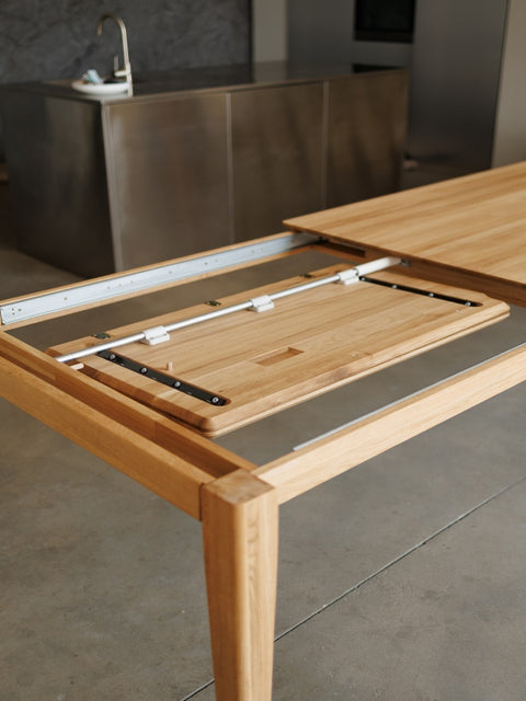 Tavolo da pranzo allungabile 140-225 cm con prolunga in legno massello di rovere naturale Cortona