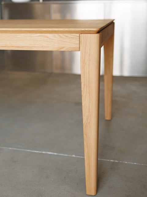 Tavolo da pranzo allungabile 140-225 cm con prolunga in legno massello di rovere naturale Cortona