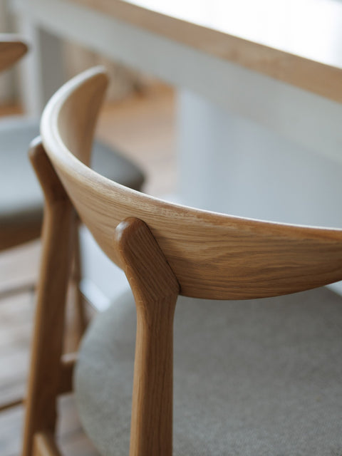 Sgabello con schienale in legno massello di rovere naturale seduta imbottita 70 cm Positano