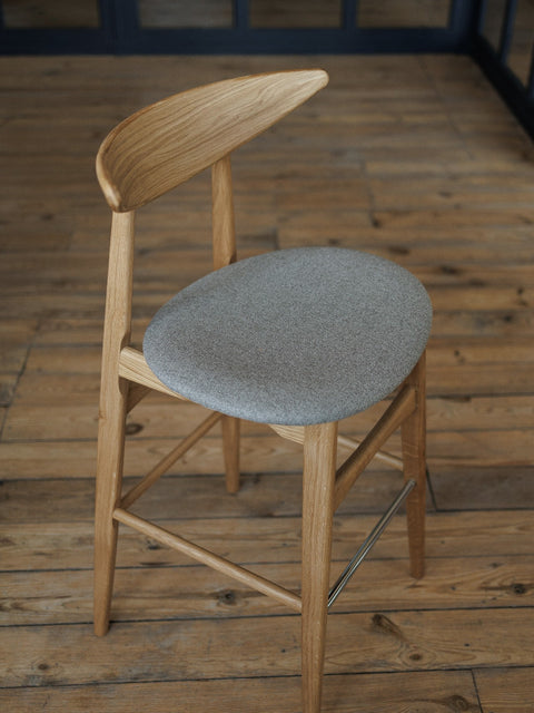 Sgabello con schienale in legno massello di rovere naturale seduta imbottita 70 cm Positano