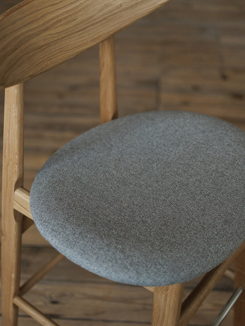 Sgabello con schienale in legno massello di rovere naturale seduta imbottita 70 cm Positano