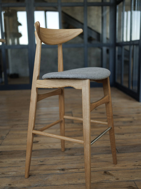 Sgabello con schienale in legno massello di rovere naturale seduta imbottita 70 cm Positano