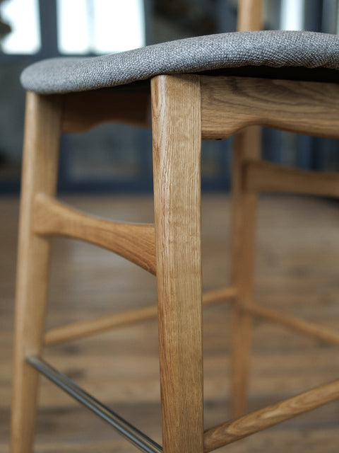 Sgabello con schienale in legno massello di rovere naturale seduta imbottita 70 cm Positano