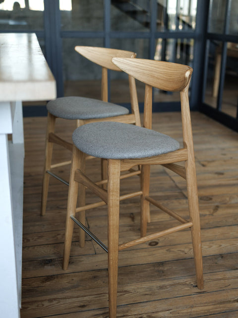 Sgabello con schienale in legno massello di rovere naturale seduta imbottita 70 cm Positano