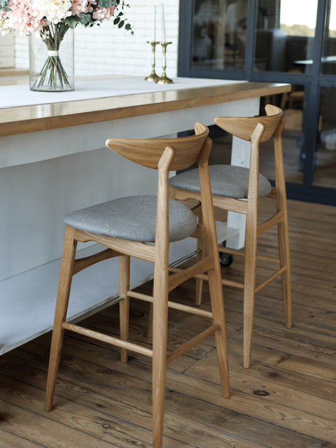Sgabello con schienale in legno massello di rovere naturale seduta imbottita 70 cm Positano
