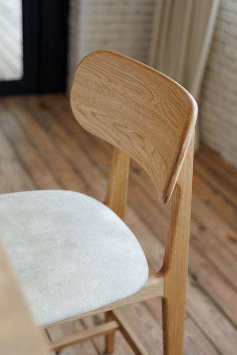Sgabello con schienale in legno massello di rovere naturale seduta imbottita 70 cm Paolo