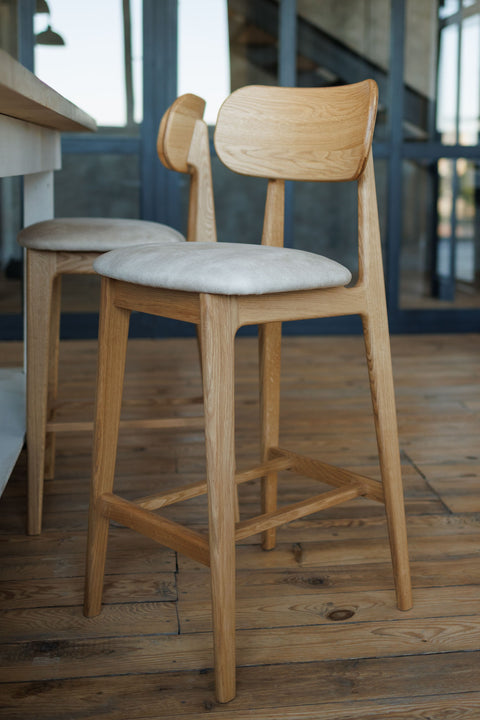 Sgabello con schienale in legno massello di rovere naturale seduta imbottita 70 cm Paolo