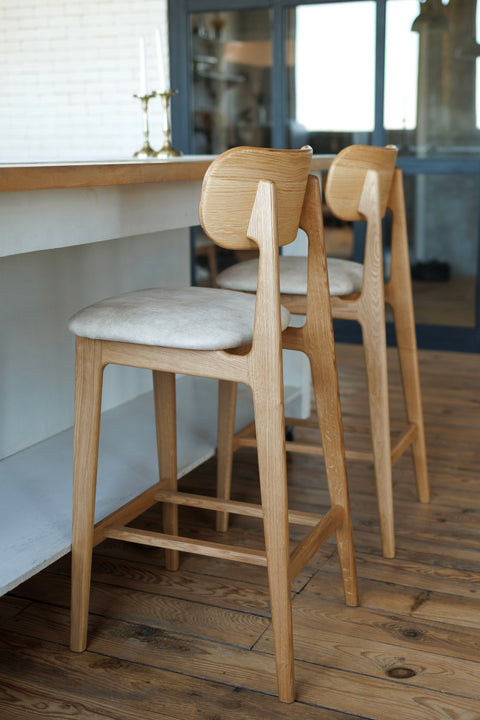 Sgabello con schienale in legno massello di rovere naturale seduta imbottita 70 cm Paolo