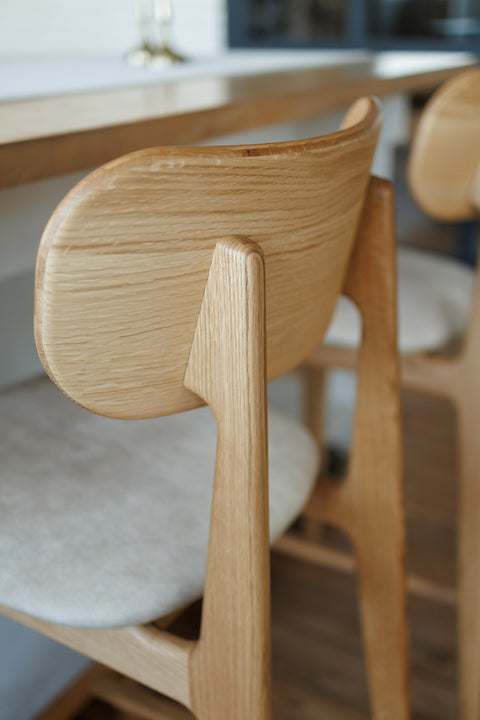 Sgabello con schienale in legno massello di rovere naturale seduta imbottita 70 cm Paolo