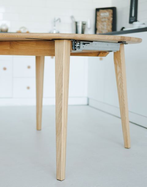 Round extending table 120-165 cm with self-storing butterfly leaf in solid natural oak Verona