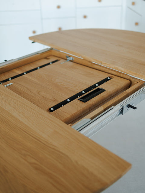 Round extending table 120-165 cm with self-storing butterfly leaf in solid natural oak Verona