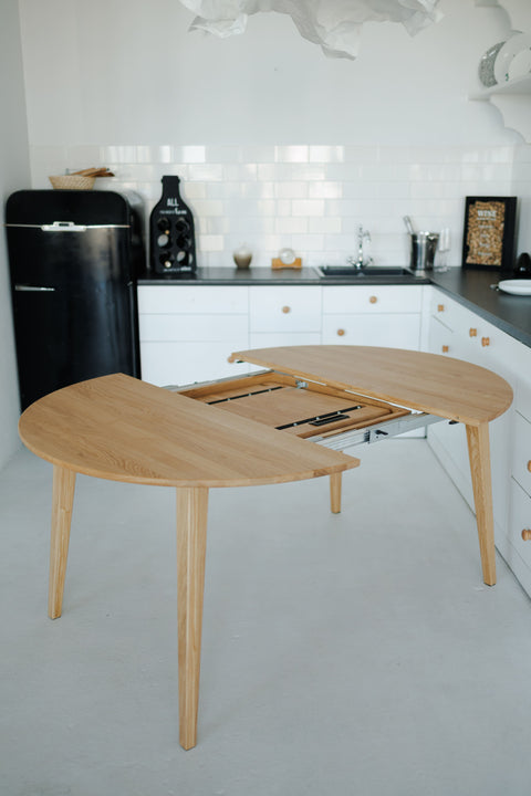Round extending table 120-165 cm with self-storing butterfly leaf in solid natural oak Verona