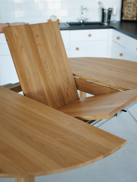 Round extending table 120-165 cm with self-storing butterfly leaf in solid natural oak Verona