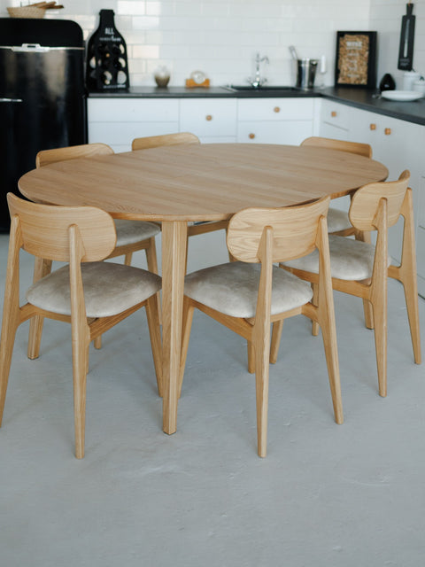 Round extending table 120-165 cm with self-storing butterfly leaf in solid natural oak Verona
