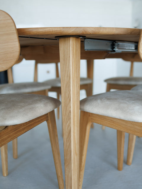 Round extending table 120-165 cm with self-storing butterfly leaf in solid natural oak Verona