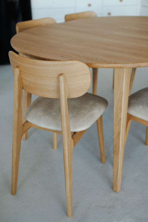 Round extending table 120-165 cm with self-storing butterfly leaf in solid natural oak Verona