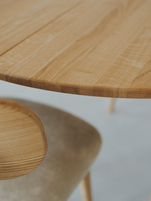Round extending table 120-165 cm with self-storing butterfly leaf in solid natural oak Verona