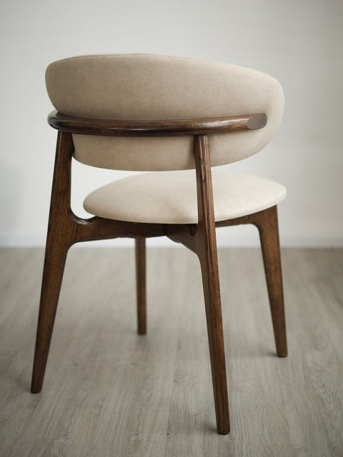 Sedia da pranzo in legno massello di rovere e tessuto fumé Roses 